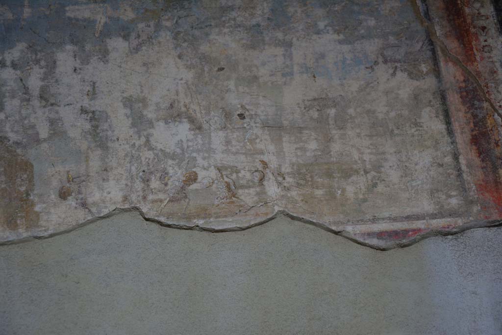 V.4.a Pompeii. March 2019. Room ‘g’, detail of lower remains of painting on north wall above doorway.
Foto Annette Haug, ERC Grant 681269 DÉCOR.
