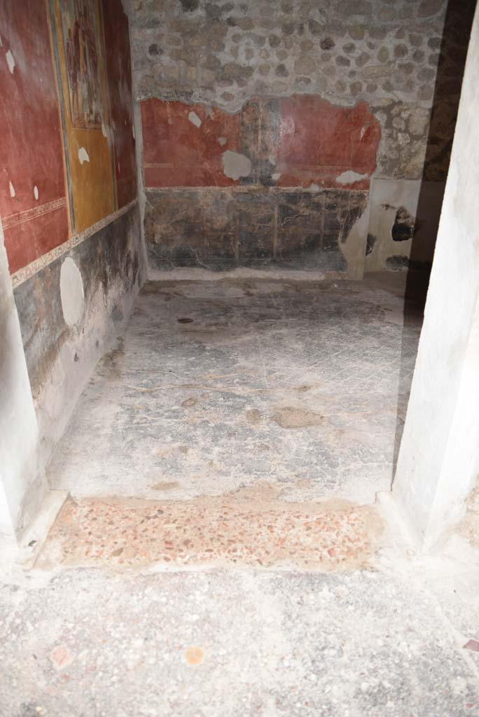 V.4.a Pompeii. March 2018. Room ‘f’, looking south through doorway across flooring.
Foto Annette Haug, ERC Grant 681269 DÉCOR.
