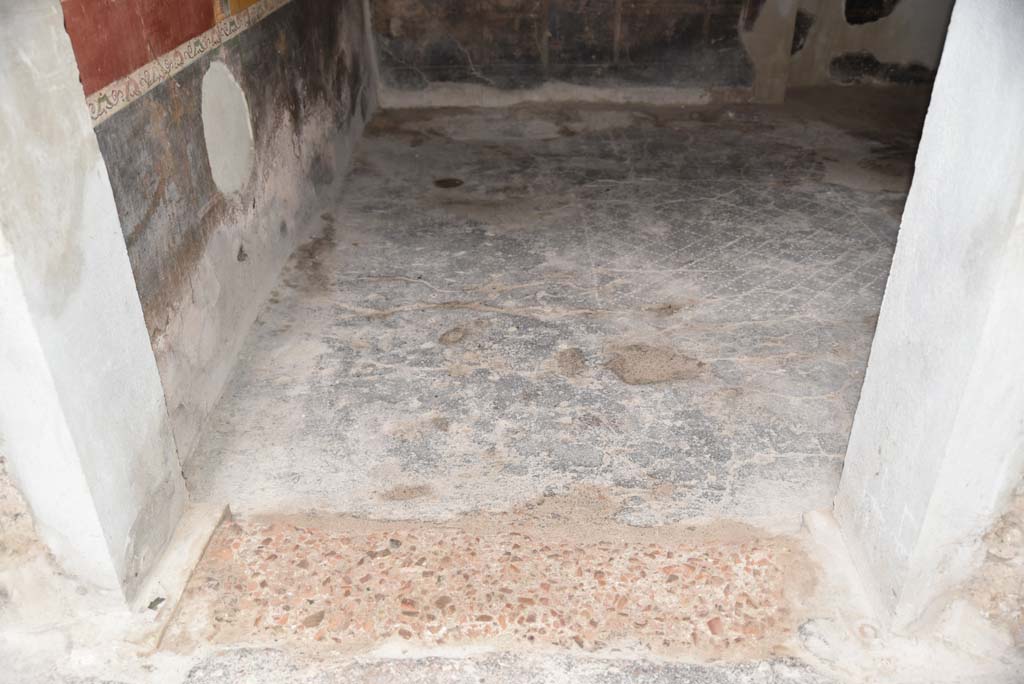V.4.a Pompeii. March 2018. Room ‘f’, detail of doorway threshold and flooring, looking south from atrium.
Foto Annette Haug, ERC Grant 681269 DÉCOR.


