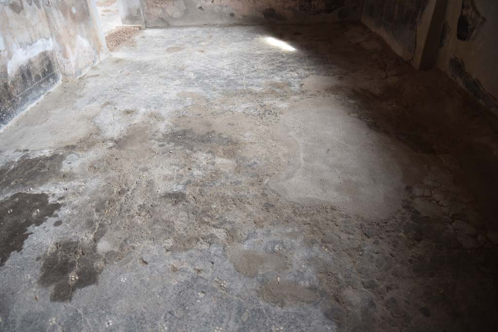 V.4.a Pompeii. March 2018. Room ‘f’, looking east across flooring.
Foto Annette Haug, ERC Grant 681269 DÉCOR.

