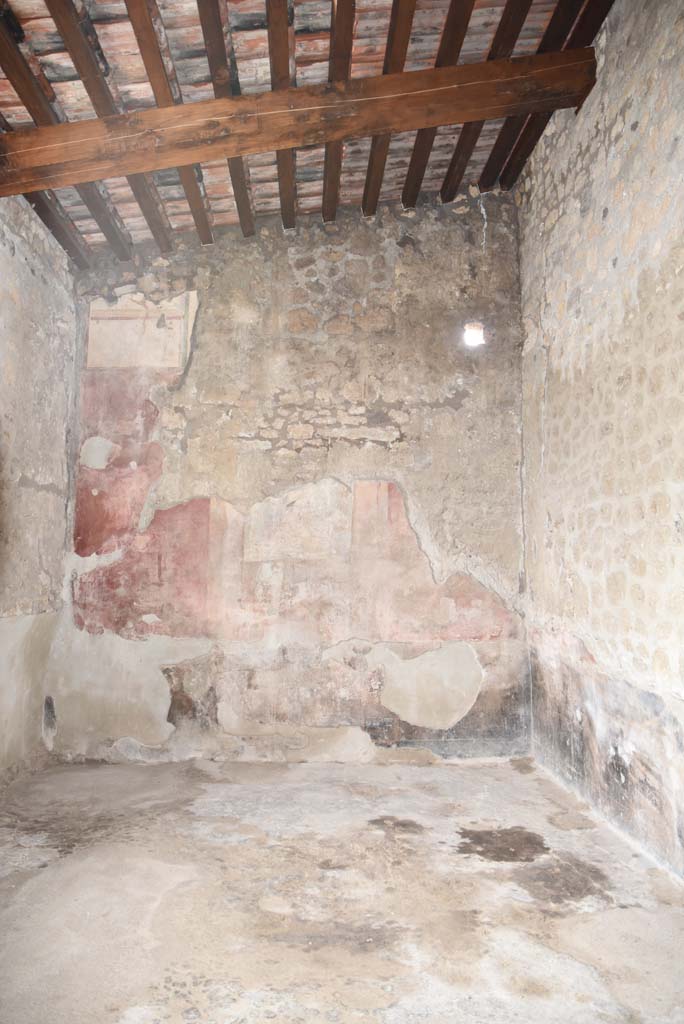 V.4.a Pompeii. March 2018. Room ‘f’, looking towards west wall.
Foto Annette Haug, ERC Grant 681269 DÉCOR.

