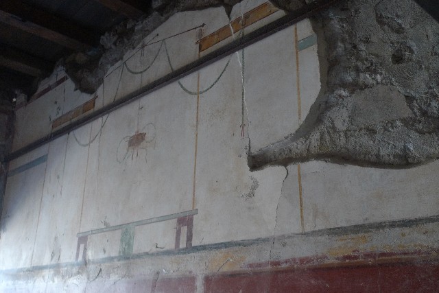 V.4.a Pompeii. May 2015. West wall of cubiculum on north side of entrance corridor.
Photo courtesy of Buzz Ferebee.
