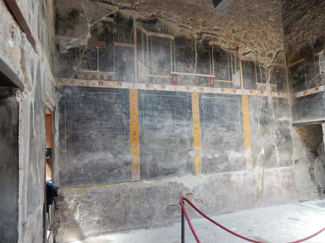 V.4.a Pompeii. May 2015. South-east corner of atrium, with tablinum on left, and doorway to a cubiculum, on right. Photo courtesy of Buzz Ferebee.
