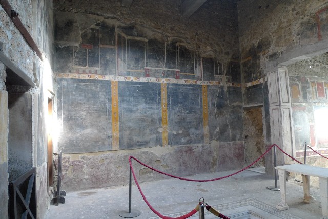 V.4.a Pompeii. May 2015. Floor in cubiculum to right of tablinum. Photo courtesy of Buzz Ferebee.