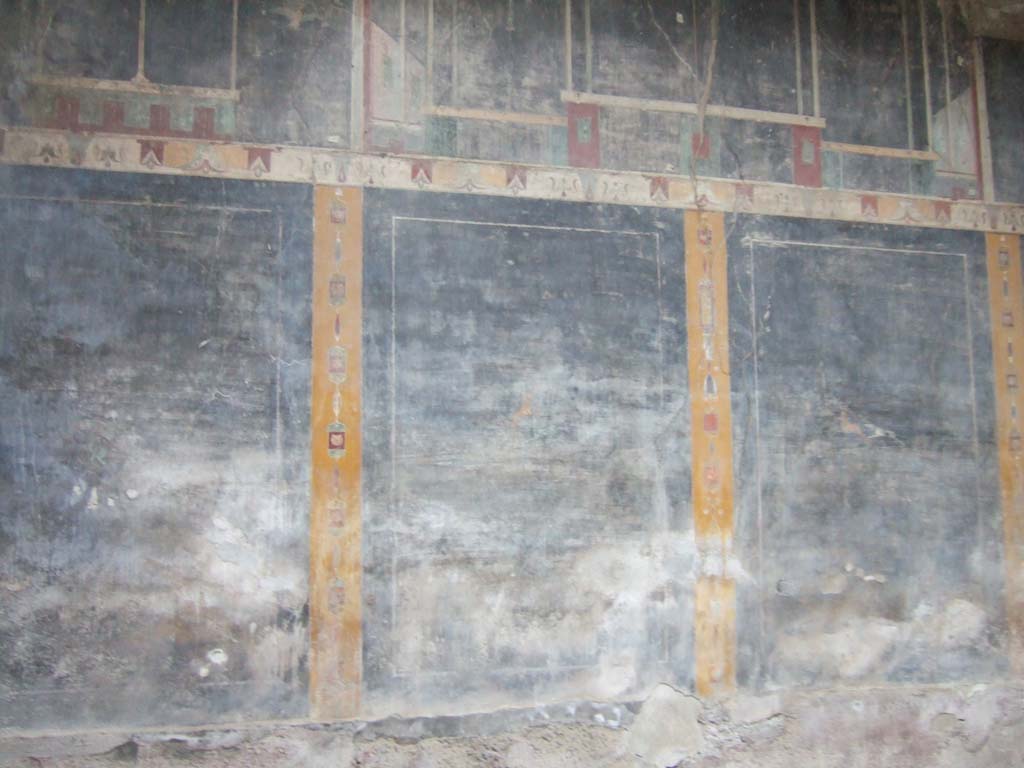 V.4.a Pompeii. May 2015. Detail of floor in cubiculum to right of tablinum.
Photo courtesy of Buzz Ferebee.
