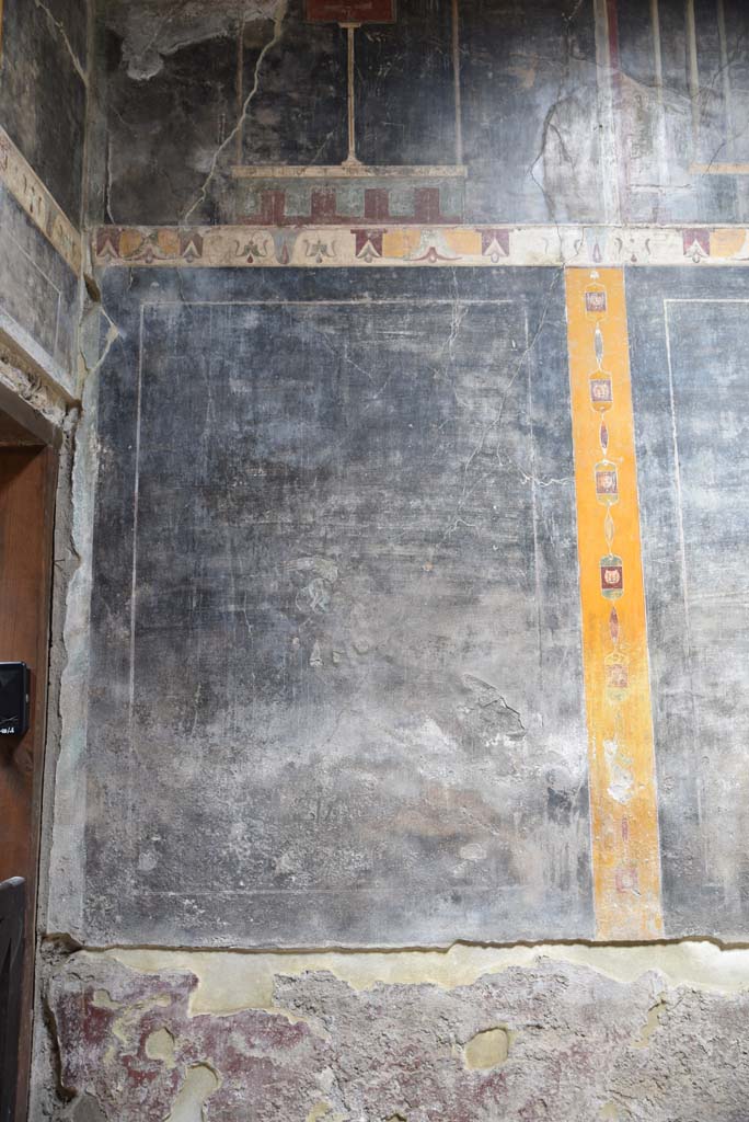 V.4.a Pompeii. July 2010. North wall of cubiculum to south of tablinum. Photo courtesy of Michael Binns.