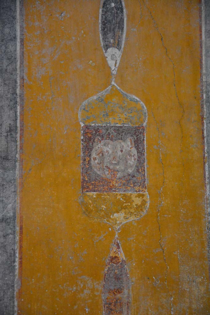 V.4.a Pompeii. March 2018. 
Room ‘b’, detail from painted panel separating third and fourth panels on north wall. 
Foto Annette Haug, ERC Grant 681269 DÉCOR.
