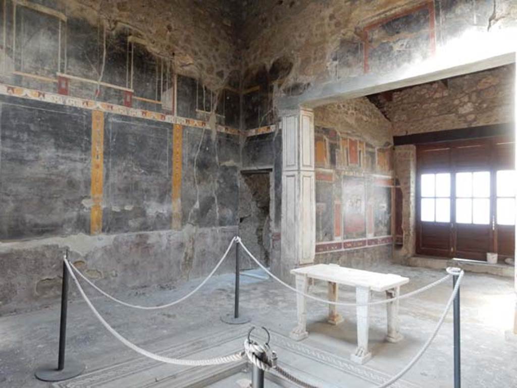 V.4.a Pompeii. May 2015. North-west corner of cubiculum. Photo courtesy of Buzz Ferebee.
