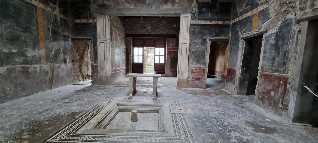 V.4.a Pompeii. January 2023. Room ‘b’, looking east across impluvium in atrium. Photo courtesy of Miriam Colomer.