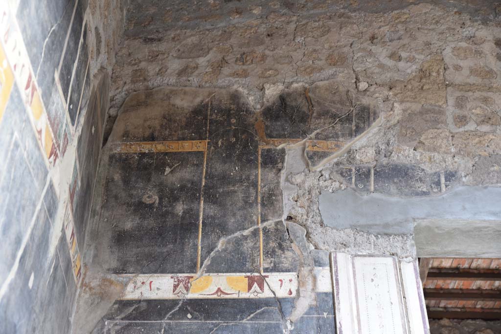 V.4.a Pompeii. May 2015. Detail of floor of cubiculum on south side of atrium.
Photo courtesy of Buzz Ferebee.
