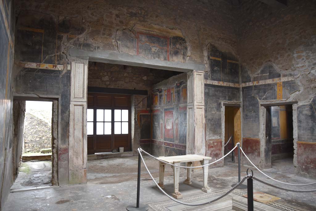V.4.a Pompeii. March 2018. Room ‘b’, looking across east side of atrium, towards south-east corner, on right. 
Foto Annette Haug, ERC Grant 681269 DÉCOR.
