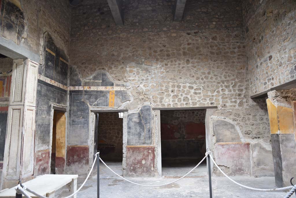 V.4.a Pompeii. March 2012. West wall of cubiculum on south side of atrium. Photo courtesy of Marina Fuxa.
