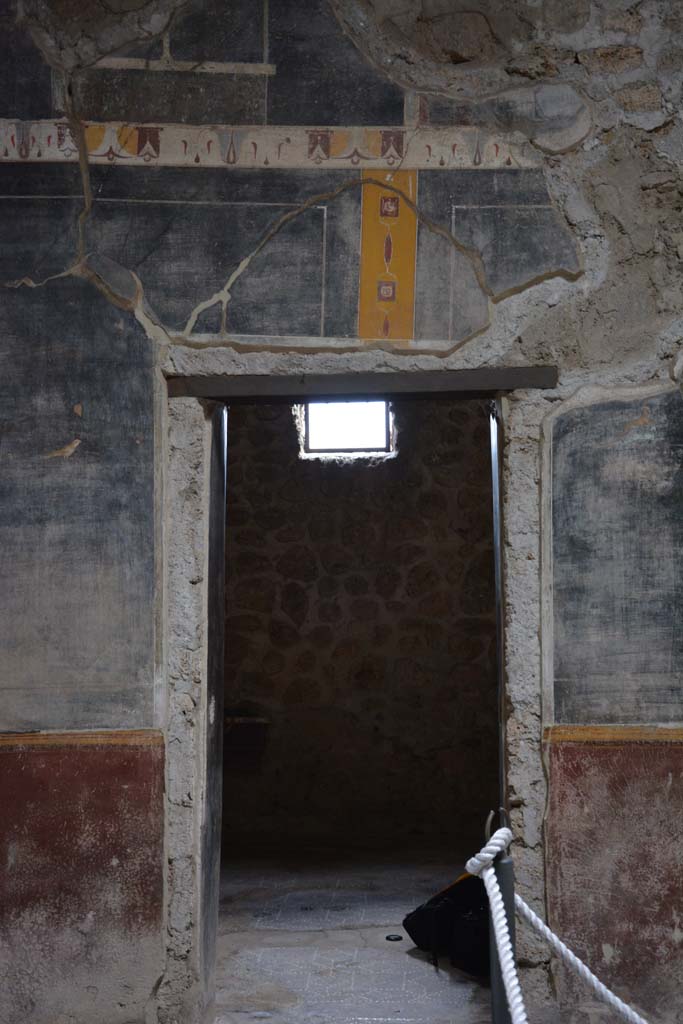 V.4.a Pompeii. March 2018. Room ‘b’, south wall with doorway to room ‘g’.
Foto Annette Haug, ERC Grant 681269 DÉCOR.

