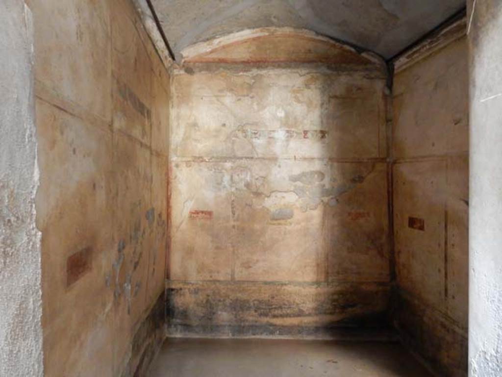 V.4.a Pompeii. May 2015. 
Room ‘c’, looking through doorway to west wall of cubiculum on north side of entrance corridor. Photo courtesy of Buzz Ferebee.

