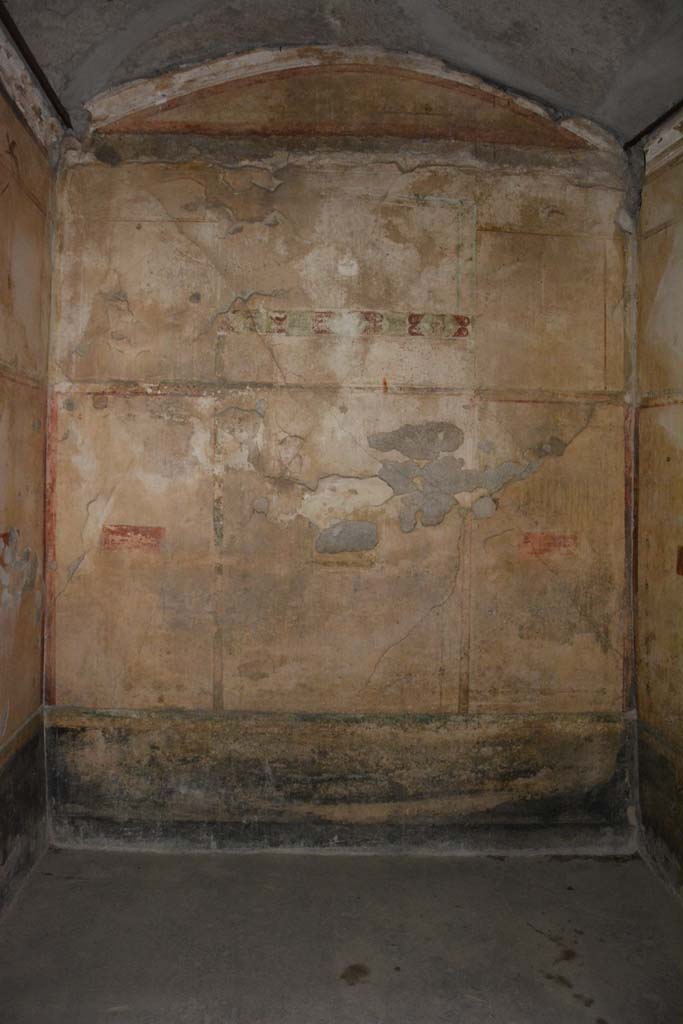 V.4.a Pompeii. July 2010. North wall of summer triclinium, looking into garden area. Photo courtesy of Michael Binns.