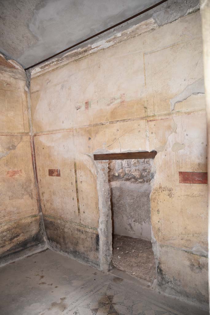 V.4.a Pompeii. May 2015. Upper north-east corner of summer triclinium. Photo courtesy of Buzz Ferebee.
