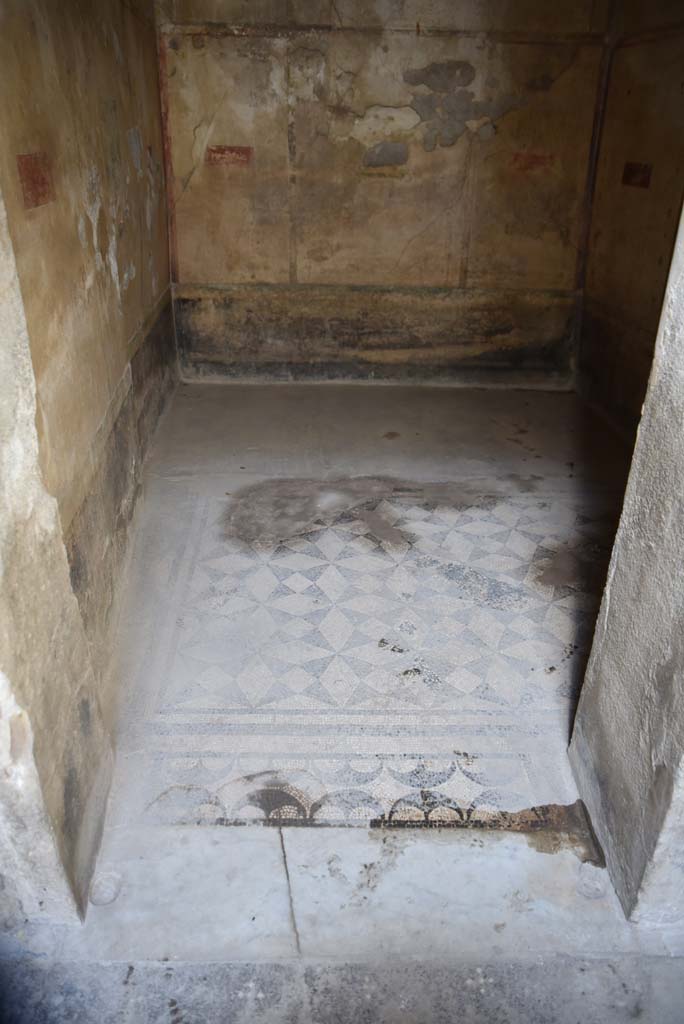 V.4.a Pompeii. March 2018. 
Room ‘c’, looking west from doorway threshold across mosaic floor.
Foto Annette Haug, ERC Grant 681269 DÉCOR.
