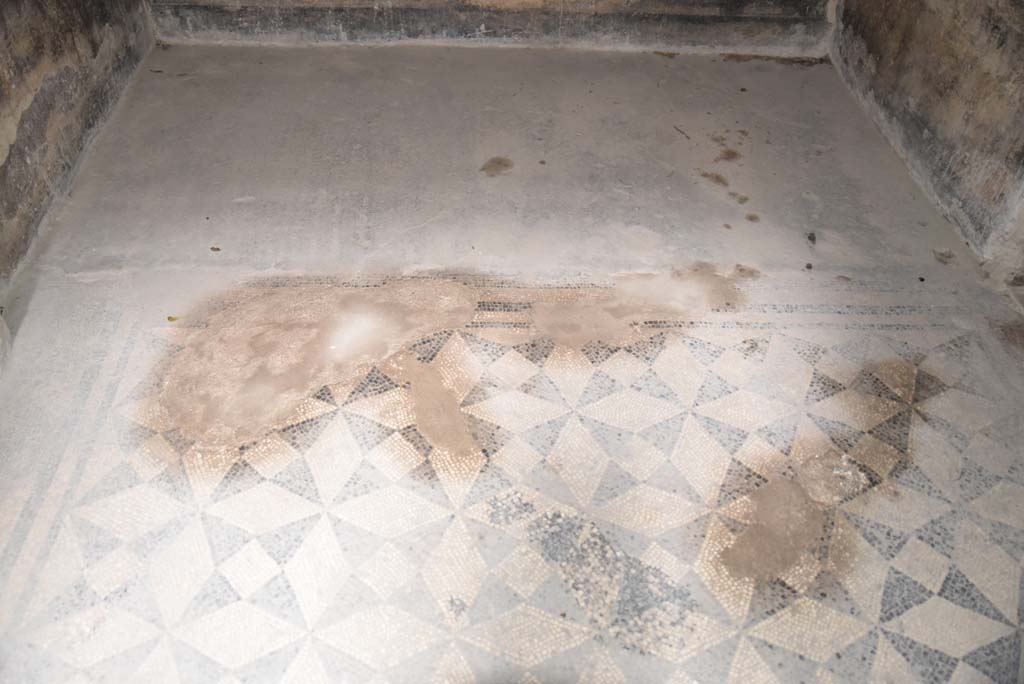 V.4.a Pompeii. March 2018. Room ‘c’, looking west across flooring.
Foto Annette Haug, ERC Grant 681269 DÉCOR.
