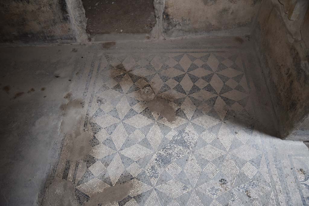 V.4.a Pompeii. March 2018. Room ‘c’, looking north across flooring towards small doorway into room ‘e’.
Foto Annette Haug, ERC Grant 681269 DÉCOR.

