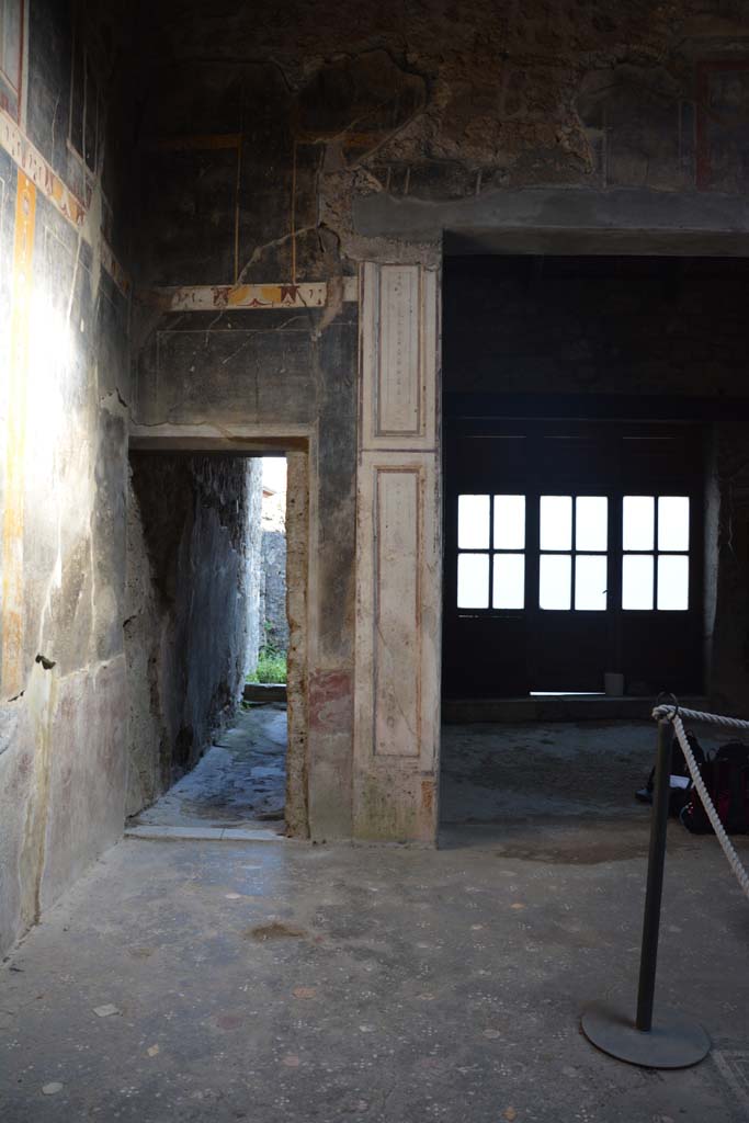 V.4.a Pompeii. March 2019. 
Corridor ‘k’, on left, and tablinum ‘h’, on right, looking east across atrium ‘b’.
Foto Annette Haug, ERC Grant 681269 DÉCOR.

