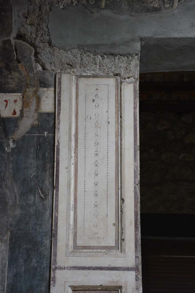 V.4.a Pompeii. March 2018. Detail from upper painted pilaster on east wall in atrium ‘b’.
Foto Annette Haug, ERC Grant 681269 DÉCOR.

