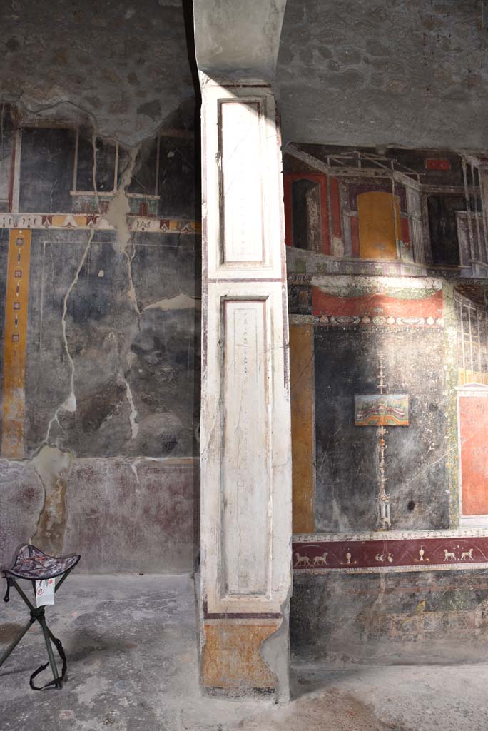V.4.a Pompeii. March 2018. 
Room ‘h’, painted pilaster at west end of north wall of tablinum, on right.
On the left is the north wall of atrium ‘b’.
Foto Annette Haug, ERC Grant 681269 DÉCOR.
