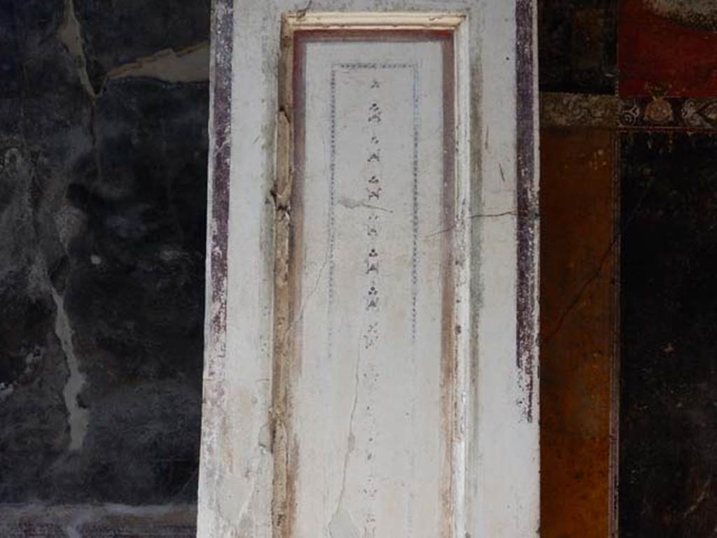 V.4.a Pompeii. May 2015. Detail of decorative pilaster in north-west corner of tablinum. Photo courtesy of Buzz Ferebee.
