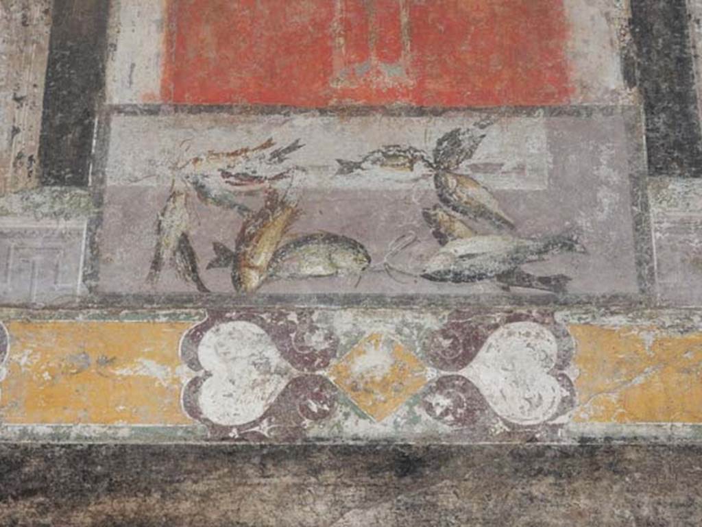 V.4.a Pompeii. May 2015. Tablinum, detail of panel with fishes from centre of upper north wall. Photo courtesy of Buzz Ferebee.
