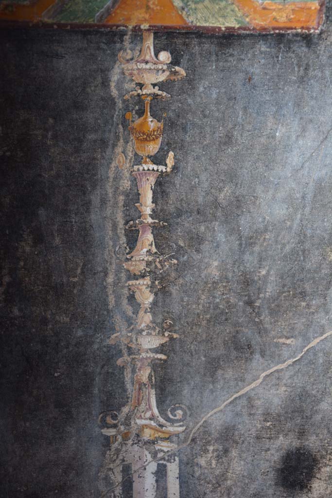 V.4.a Pompeii. March 2018. Room ‘h’, detail of painted candelabra below painted panel. 
Foto Annette Haug, ERC Grant 681269 DÉCOR.
