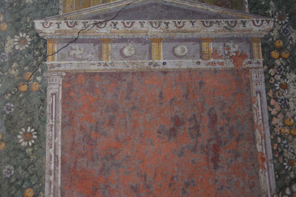 V.4.a Pompeii. March 2019. 
Room ‘h’, detail from top of painted panel separating black side panel on west side of central panel on north wall.
Foto Annette Haug, ERC Grant 681269 DÉCOR.
