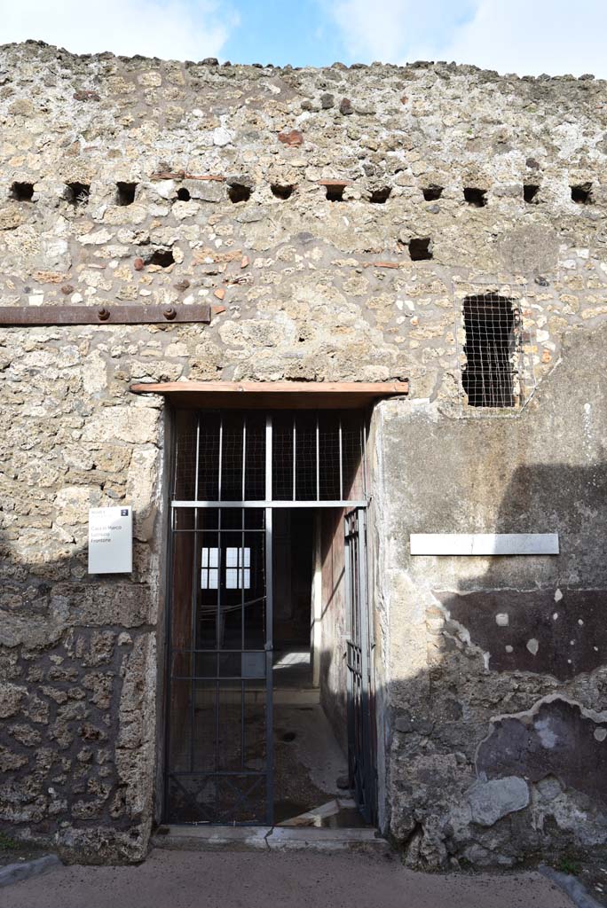 V.4.a Pompeii. May 2015. Upper south wall of entrance corridor. Photo courtesy of Buzz Ferebee.
