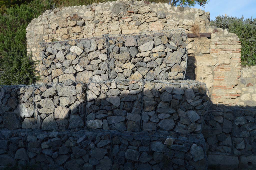 V.6.1 Pompeii. October 2017. Looking east to gabions on west side of wall to north of entrance doorway.
Foto Taylor Lauritsen, ERC Grant 681269 DCOR.
