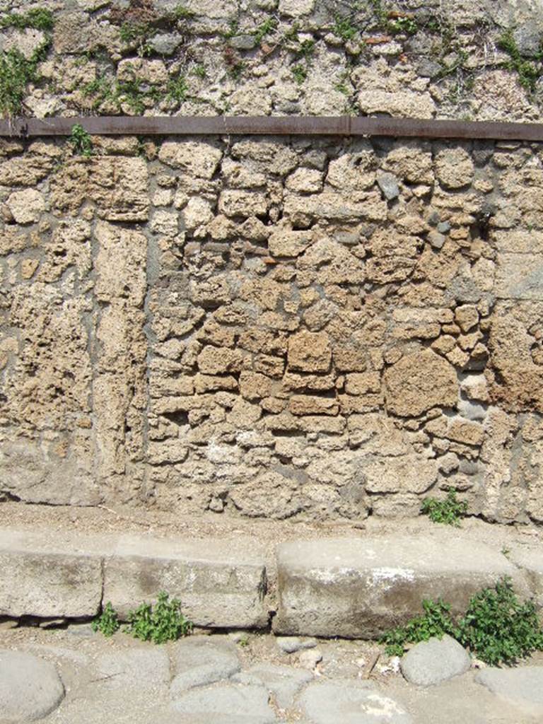 V.6.1 Pompeii. May 2006. Wall on north side of entrance doorway, that used to contain graffiti (no longer visible).  
See Frhlich, T., 1991, Lararien und Fassadenbilder in den Vesuvstdten.  Mainz: von Zabern.  (F34: p.318).
