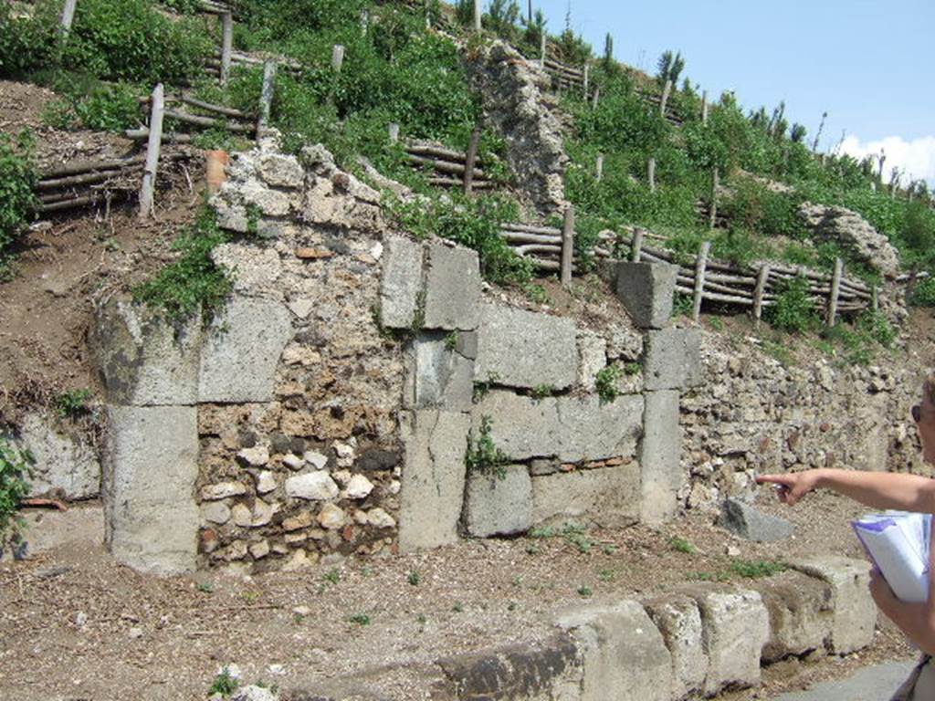 V.6.13 Pompeii (on right). May 2006. Entrance doorways, with V.6.14, on left.