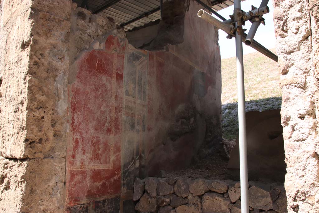 V.7.7 Pompeii. 2018. West wall of fauces with painted architectural scenes and pair of dolphins.
Photograph © Parco Archeologico di Pompei.