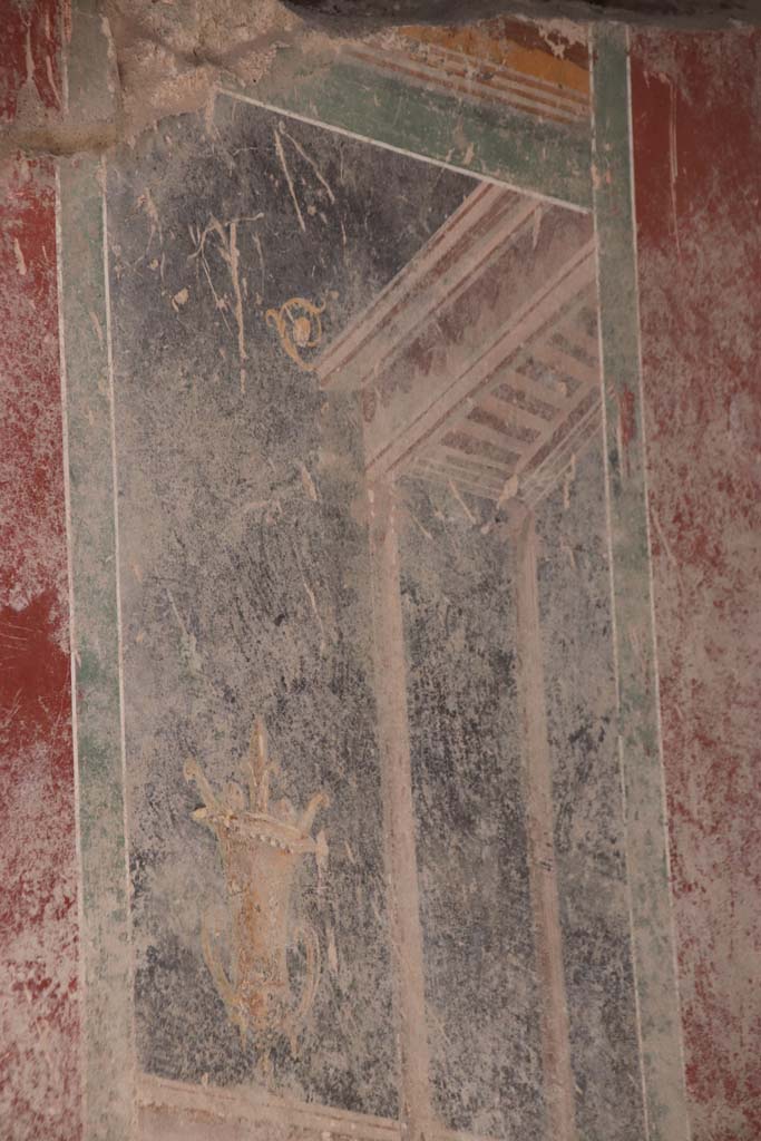 V.7.7 Pompeii. September 2021. 
Detail of architectural decoration from upper west wall of fauces/entrance corridor. Photo courtesy of Klaus Heese.
