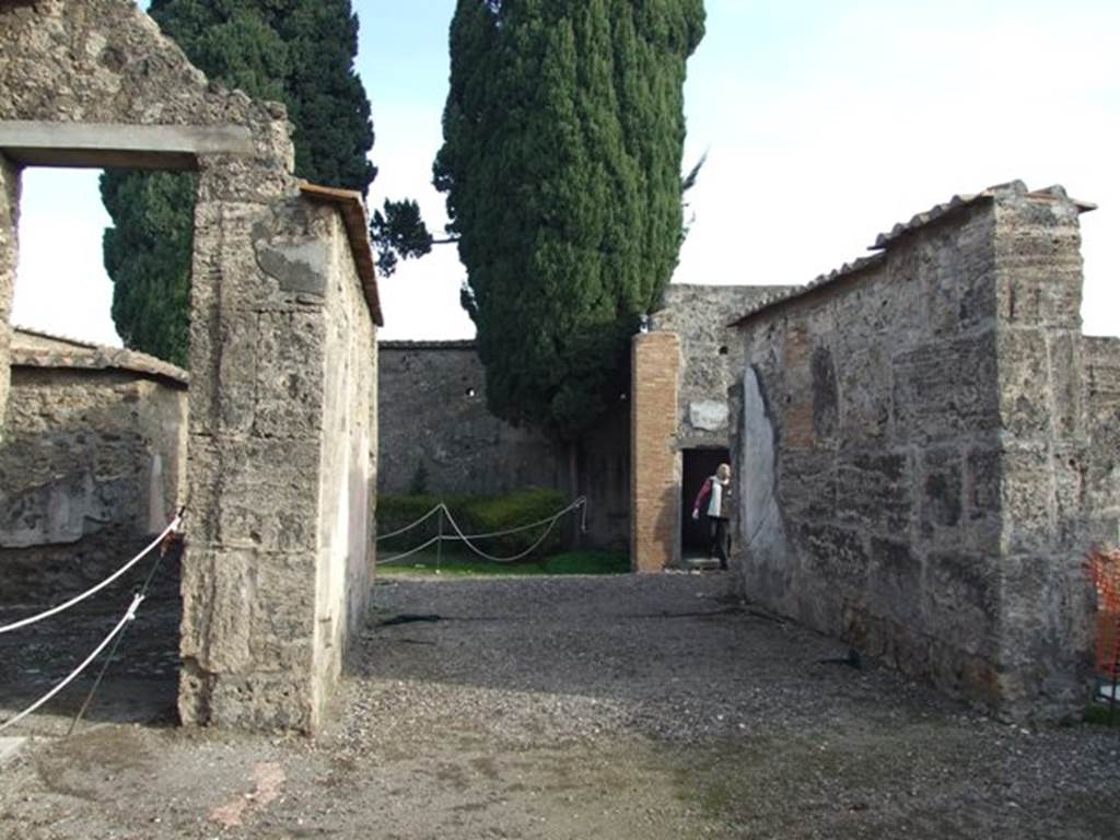 VI.1.10 Pompeii. December 2007. Room 6, tablinum. Looking east towards garden area.