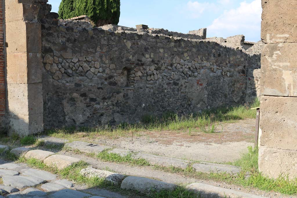 VI.1.14, Pompeii. December 2018. Looking east along north wall from entrance on Via Consolare. Photo courtesy of Aude Durand.