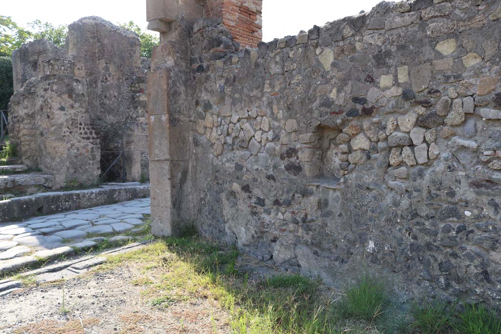 VI.1.14, Pompeii. December 2018. 
Looking west along north wall towards entrance doorway on Via Consolare, opposite VI.17.13 and 12. Photo courtesy of Aude Durand.
