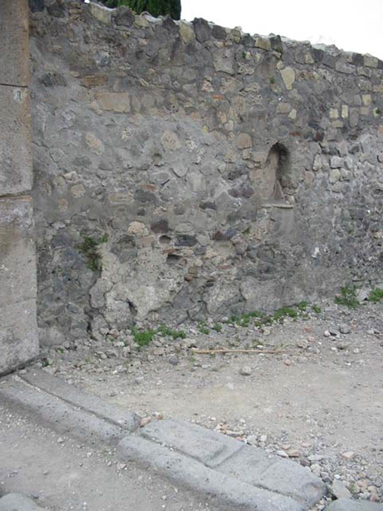 VI.1.14 Pompeii. May 2003. North wall with arched niche, near entrance doorway. 
Photo courtesy of Nicolas Monteix.
