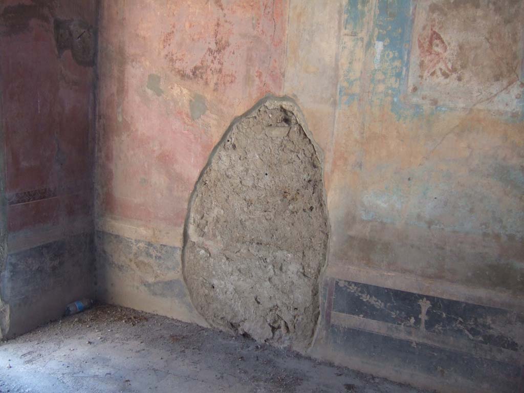 VI.2.14 Pompeii. September 2005. Lower west wall of triclinium, south side.