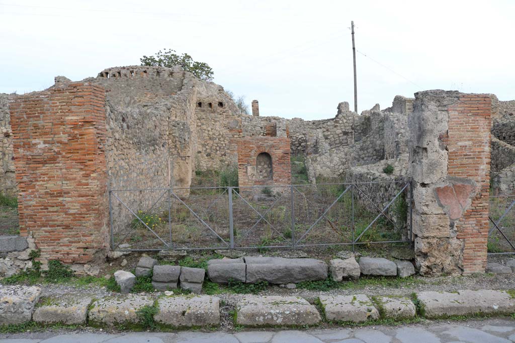 VI.3.10 Pompeii. December 2018. Looking east towards entrance on Via Consolare. Photo courtesy of Aude Durand.