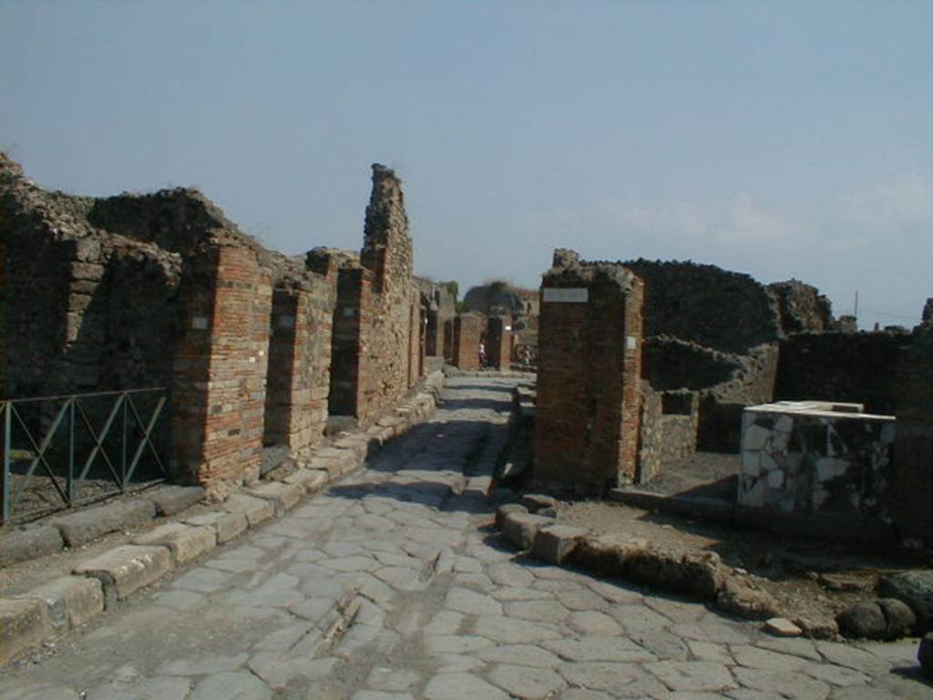 VI.3 Pompeii. September 2004. Looking south along Via Consolare with VI.4.1, on right.