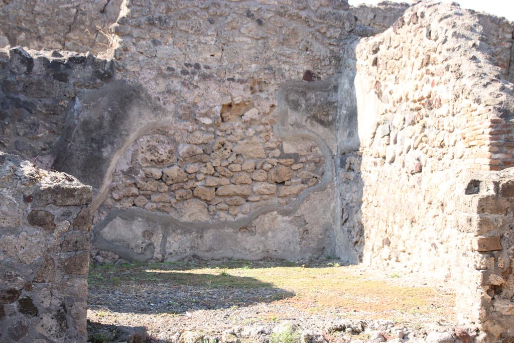 VI.7.11 Pompeii. October 2022. Looking west across atrium towards rear room. Photo courtesy of Klaus Heese.