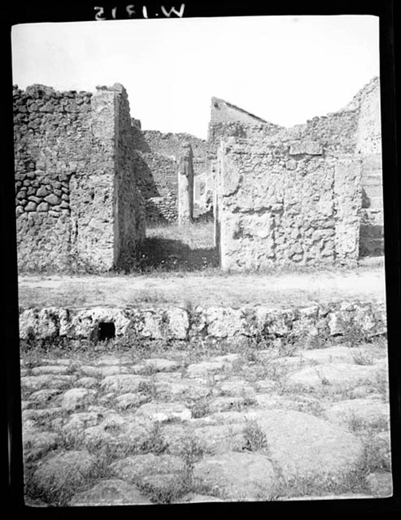 VI.7.16 Pompeii. W.1315. Entrance doorway on west side of Via Mercurio.
Photo by Tatiana Warscher. Photo © Deutsches Archäologisches Institut, Abteilung Rom, Arkiv. 
