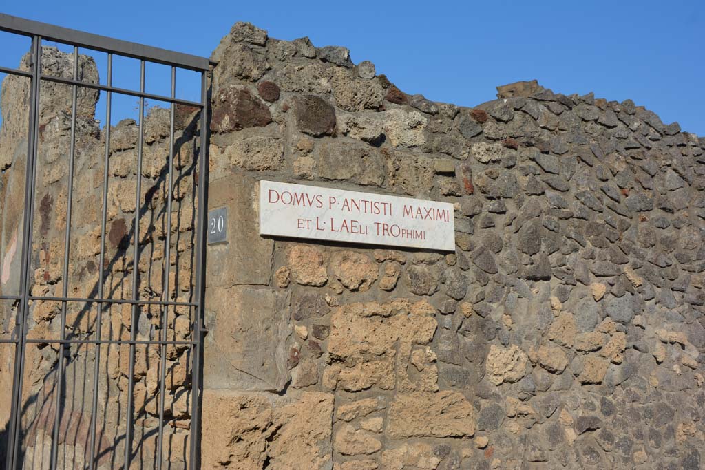 VI.7.20 Pompeii. September 2019. Identification name-plate on north side of entrance doorway.
Foto Annette Haug, ERC Grant 681269 DÉCOR.
