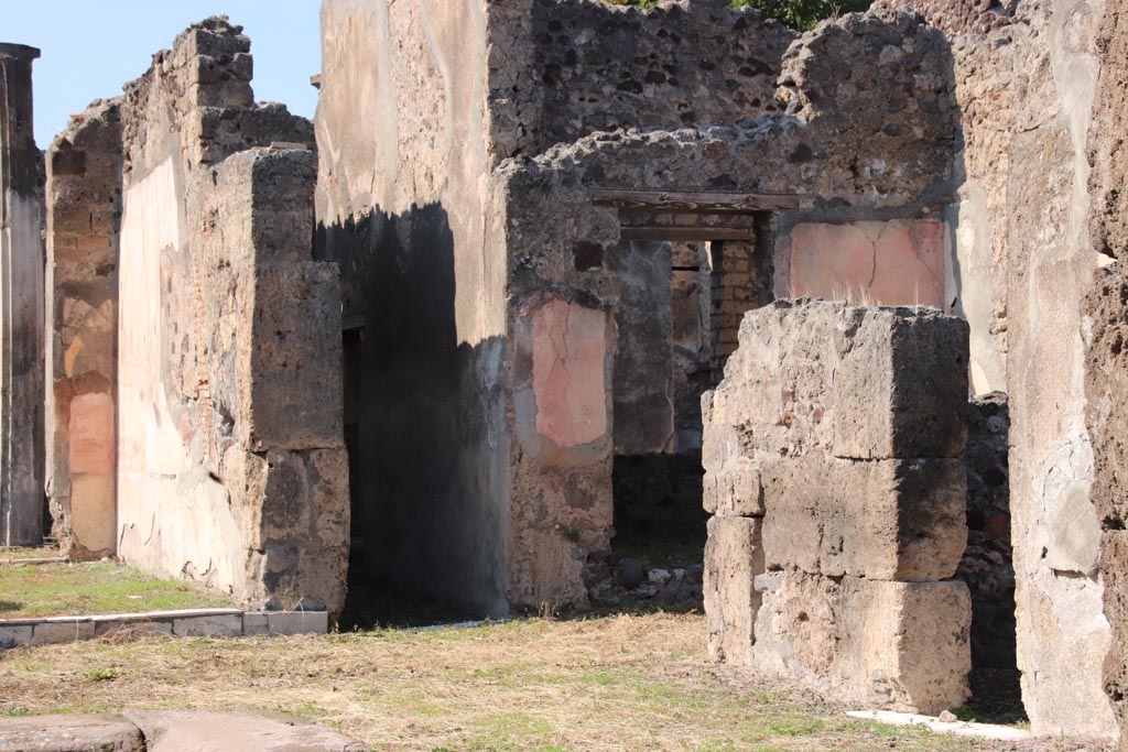VI.7.20 Pompeii. October 2022. 
North-west corner of atrium, with doorway to corridor to rear, and north ala, in centre. Photo courtesy of Klaus Heese. 

