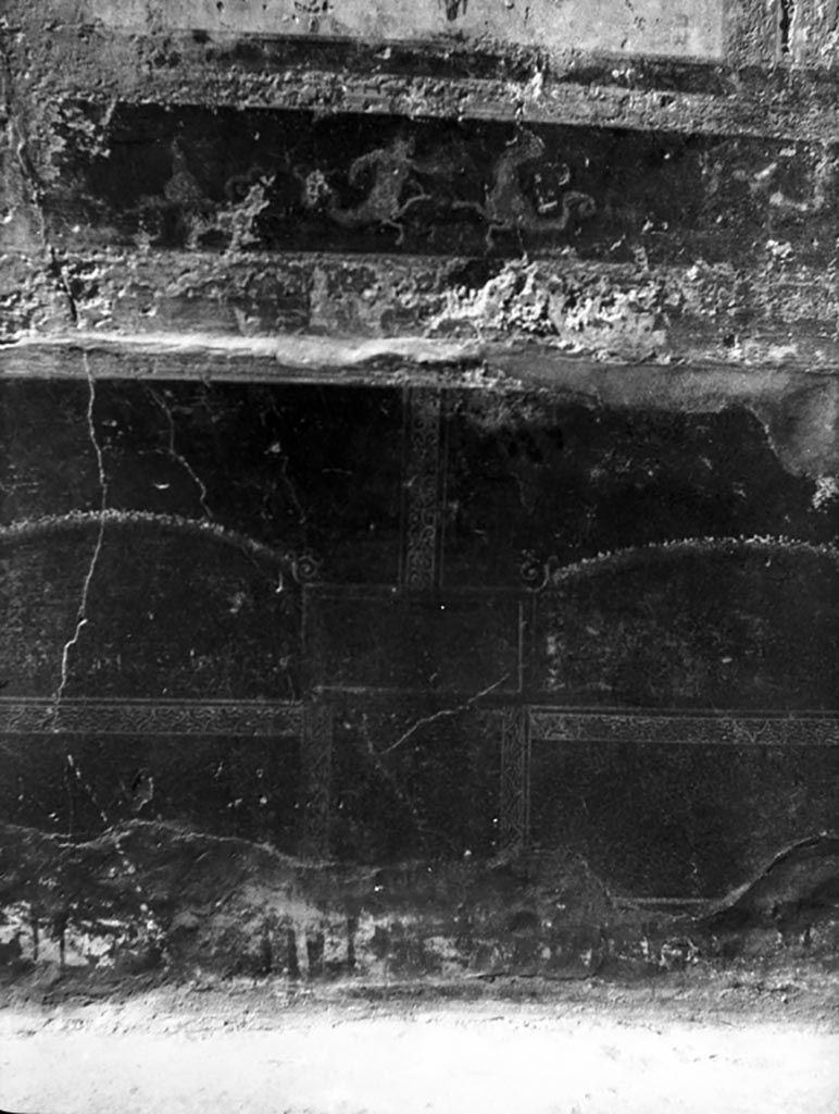 VI.7.23 Pompeii. Pen and ink drawing by Giuseppe Abbate of west end of south wall of tablinum. 
This showed the medallion with head of a female with cupid on her shoulder, left in situ and now faded and unrecognisable.
Now in Naples Archaeological Museum. Inventory number ADS 218.
Photo © ICCD. http://www.catalogo.beniculturali.it
Utilizzabili alle condizioni della licenza Attribuzione - Non commerciale - Condividi allo stesso modo 2.5 Italia (CC BY-NC-SA 2.5 IT)
