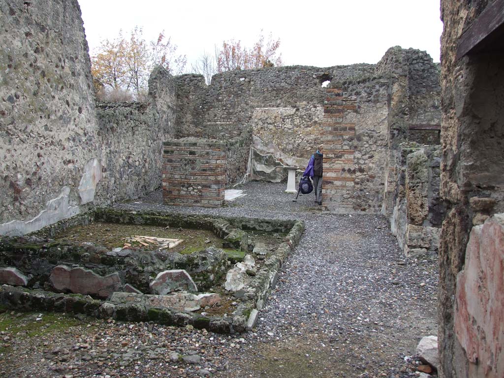 VI.7.23 Pompeii. December 2006. Look west across remains of pyramidal fountain in courtyard on west side of tablinum.  Painted remains of north wall and window, on right

