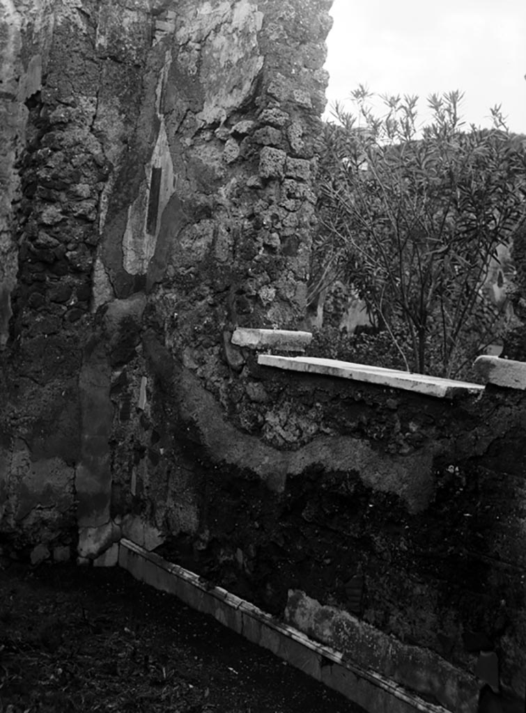 231114 Bestand-D-DAI-ROM-W.1180.jpg
VI.7.23 Pompeii. W.1180. Looking north-west to doorway on opposite side of corridor leading to garden area. The room has a window with a marble window sill overlooking the garden.
Photo by Tatiana Warscher. Photo © Deutsches Archäologisches Institut, Abteilung Rom, Arkiv. See http://arachne.uni-koeln.de/item/marbilderbestand/231114 
